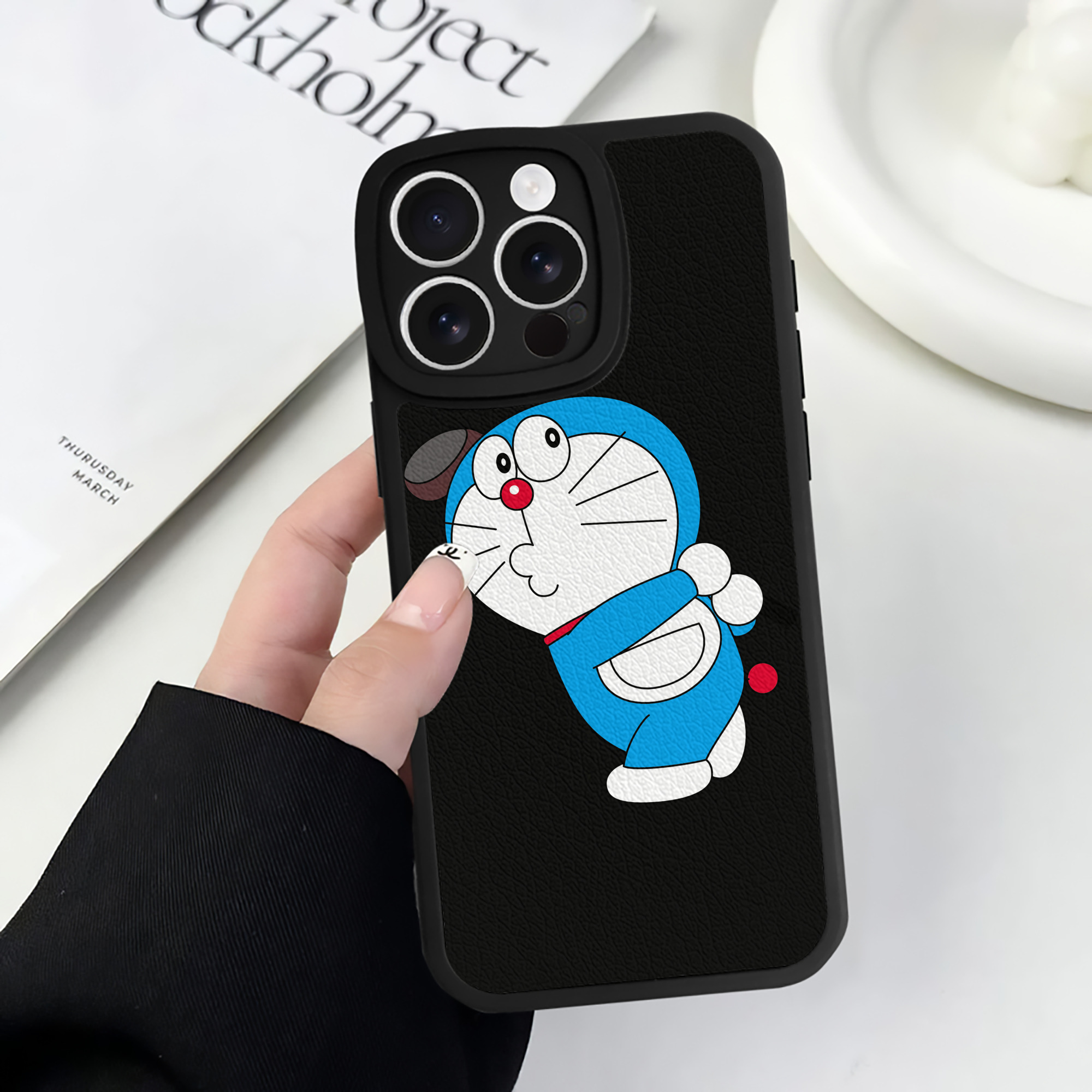 （画像用） ドラえもん Doraemon 【iPhone 16シリーズ対応】シリコンスマホケース（レザー調） 材質：シリコン